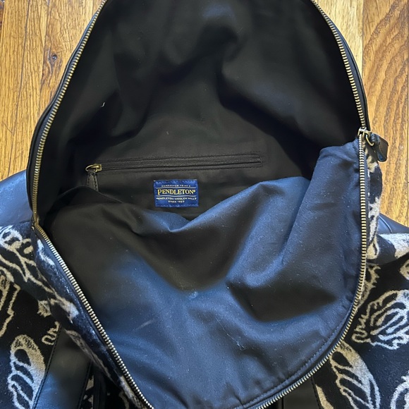 Barely used Pendleton weekend bag - Picture 3 of 5